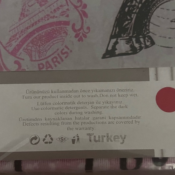 Chic White and Pink Duvet Cover with Eiffel Tower Design - Picture 6 of 7